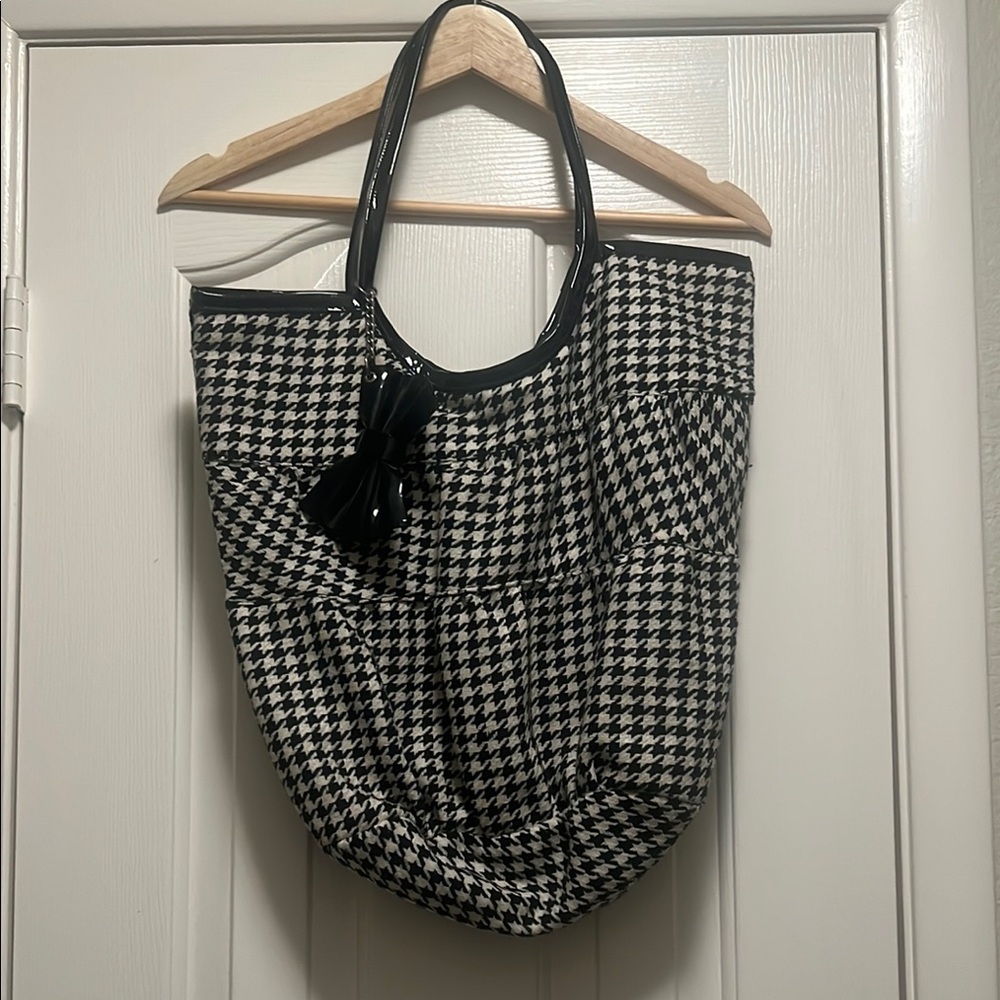 Black and White Houndstooth Tote Bag